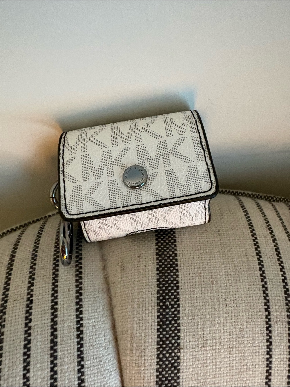 White Patterned Key Pouch Wallet - Compact Accessory - Picture 2 of 4